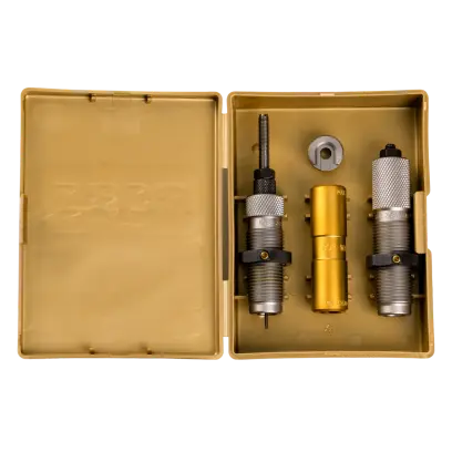 Az RCBS Supreme szerszámkészlet egy teljes hosszúságú méretező- és üregszerszámot, egy hüvelytartót és egy hüvelyhosszmérőt kombinál, hogy átfogó és kényelmes újratöltési megoldást kínáljon a puskapatronok számára.